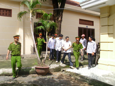 "Hô biến" chì thành thiên thạch, chiếm đoạt gần 1 tỷ đồng