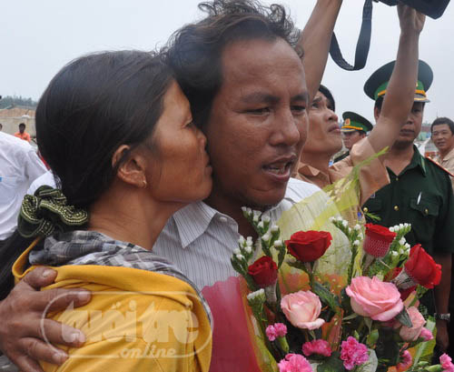 Xúc động chào đón 9 ngư dân Lý Sơn về đến đất liền