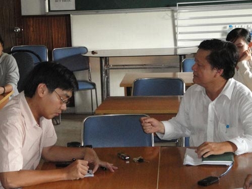 Bị đình chỉ chức vụ, trưởng khoa thuê luật sư