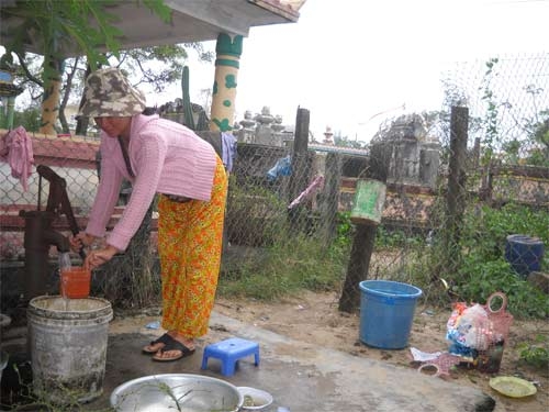 Hết đất ở, dân kéo nhau ra... nghĩa địa