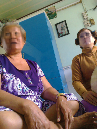 Cho thuê bụng, bán con