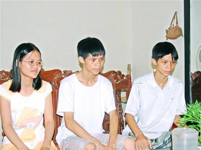 Ba anh em sinh 3 cùng đỗ ĐH với điểm cao