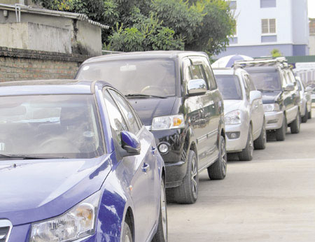 Đi ôtô mua nhà thu nhập thấp là bình thường?!