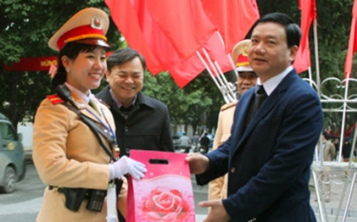 CSGT cười duyên dáng, bác sĩ cười "cảm ơn"