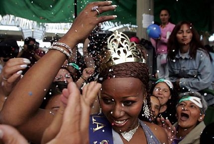 Xem các nữ tù nhân Nga thi Hoa hậu