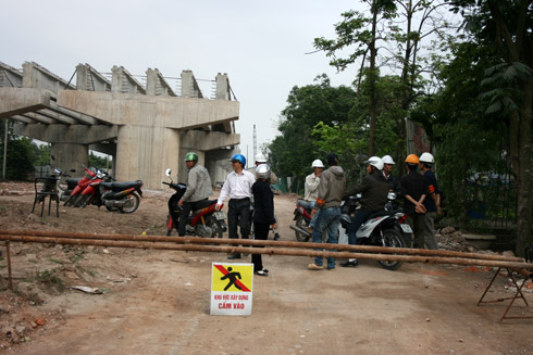 Sập nhịp cầu cạn Pháp Vân