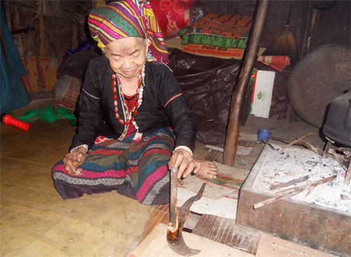 Tập tục lạ ở vùng cao: Sơn nữ răng đen