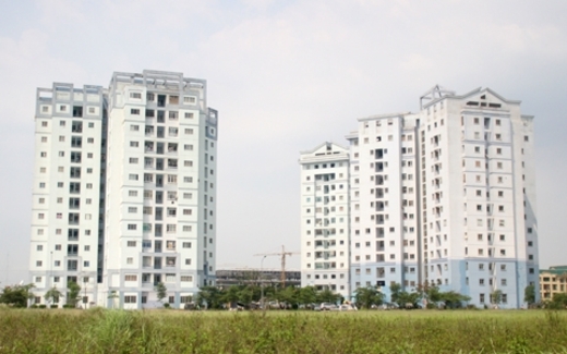 Sẵn tiền, dân giàu gom nhà đất bán chạy nợ