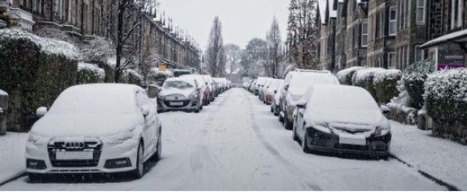 Luật giao thông (BL): Các bạn làm điều này khi dọn tuyết cho xe ô tô? Bạn có thể bị phạt nặng đấy!