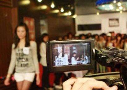 Góc khuất của "Sao": Gạ, gay, và...