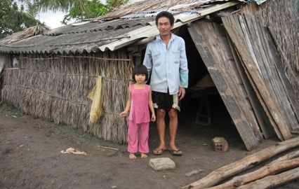 Gập ghềnh đường đến trường: “Con đến trường, ai đi bóc tôm chữa bệnh cho cha?”