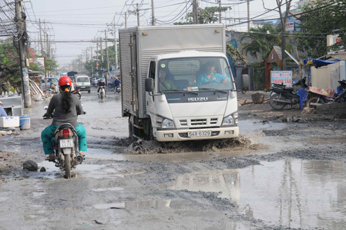 Doanh nghiệp gồng mình chịu phí