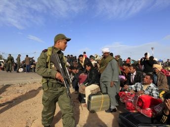 Hàng ngàn người tỵ nạn từ Libya tràn qua biên giới Tunisia