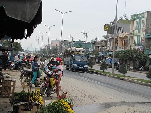 Chợ ven đường: Tai họa chực chờ