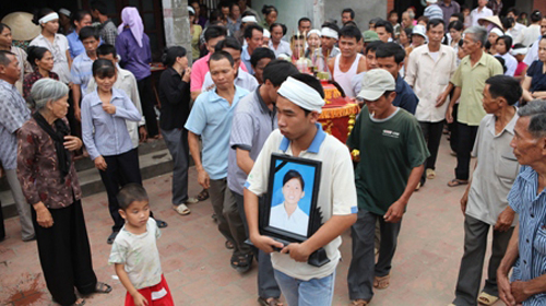 Hà Nội: Bơi thuyền hái hoa bèo, 6 nữ sinh chết đuối