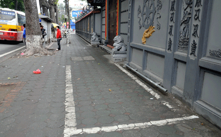 Cấm trông xe 262 phố: "Đánh bùn sang ao"?
