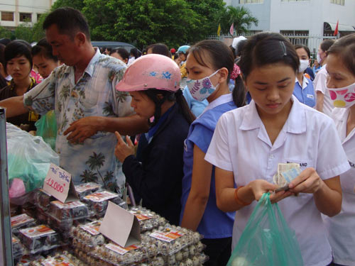Giá tăng, đời sống càng căng