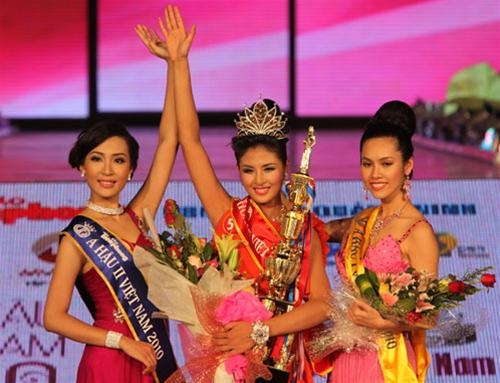 Hoa hậu Việt Nam 2010 và những câu chuyện ứng xử