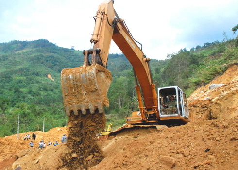 Di dời khẩn cấp hàng nghìn dân khỏi vùng sạt lở núi