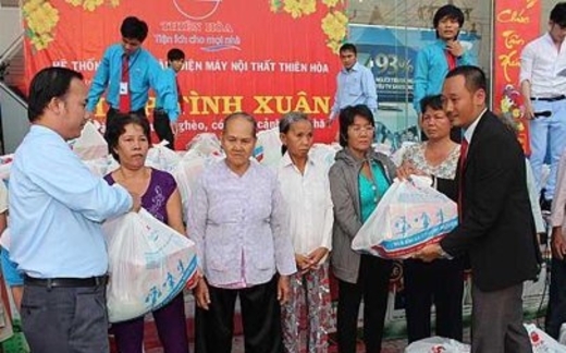 Giá cả leo thang, người nghèo thêm khổ