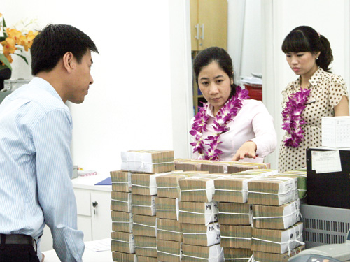Hạ lãi suất, không lẽ là chuyện đùa?: Xử lý các ngân hàng không chịu chia sẻ