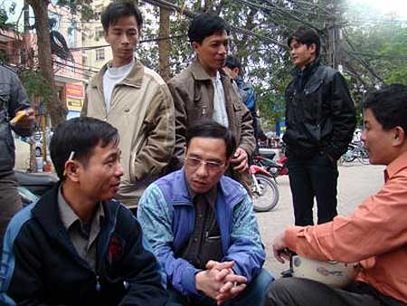 Mất tiền tỉ ra nước ngoài... nhặt rác!