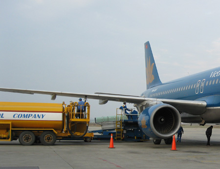 Xe chở dầu đâm hỏng động cơ máy bay Vietnam Airlines