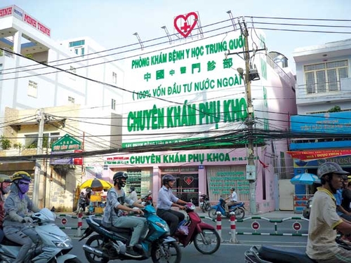 Ớn lạnh phòng khám Trung Quốc: Từ vá “cái ngàn vàng” đến “chữa xuất tinh sớm”