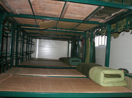 Doanh trại bộ đội dã chiến giữa bãi nổi sông Hồng