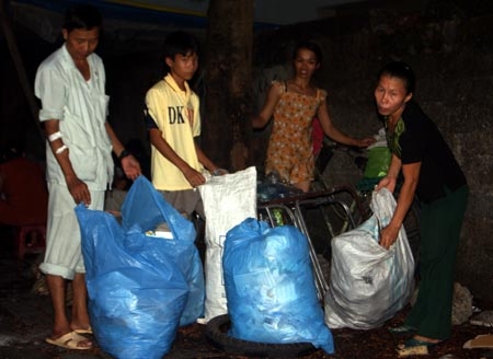 Cám cảnh phận người nhặt ve chai chạy thận