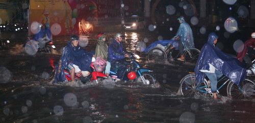 Nhiều xe lại sụp bẫy "lô cốt”