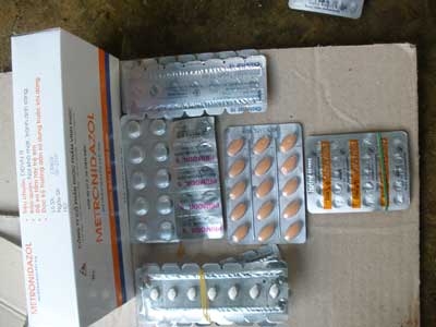 Phát thuốc quá hạn cho bệnh nhân nghèo