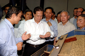 Thủ tướng Nguyễn Tấn Dũng thị sát công trường xây dựng tổ hợp bauxit – nhôm Lâm Đồng
