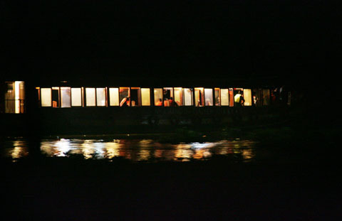 Buổi sinh nhật định mệnh trên nhà hàng nổi Dìn Ký