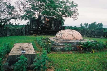 Theo dấu tầng tháp cổ bên dòng sông Côn