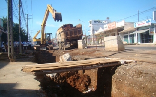 Ngổn ngang tuyến đường vận chuyển bauxite