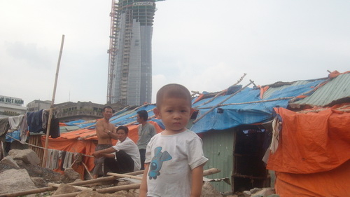 Trẻ con “xóm du mục”