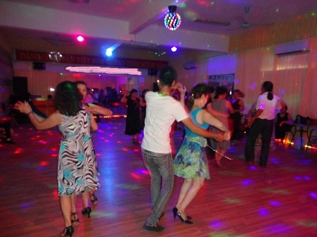 Những góc khuất về "trai dẫn nhảy" Hà thành