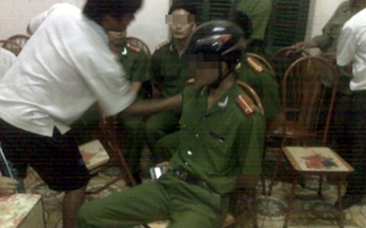 Hòa Bình: dân trói 5 cảnh sát nhốt ở Nhà văn hóa