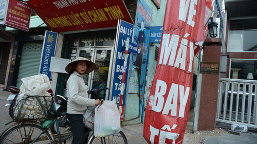 Vé máy bay tết: Chặng nhỏ khan hiếm, đường dài vô tư