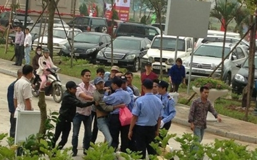 Xung đột bất động sản ngày càng gay gắt: Để dân tự xử?