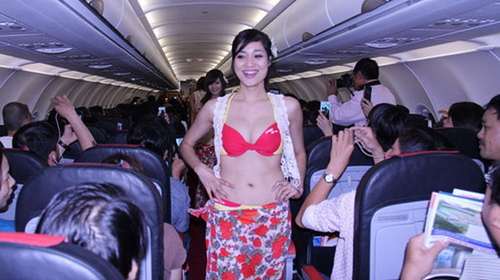 Phạt VietJet 20 triệu vụ múa bikini trên máy bay