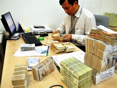 Mua nợ để cứu ai?