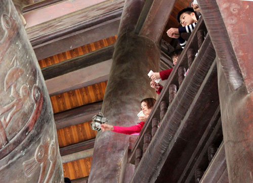 Cảnh báo biến tướng lễ hội: Rải tiền nơi cửa Phật