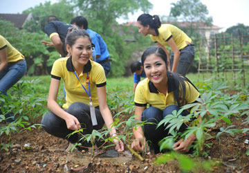 Đoàn hoa hậu làm từ thiện... 1,5 triệu đồng!