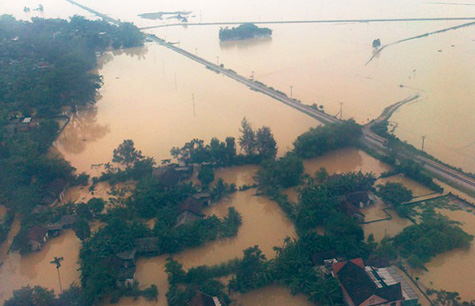 "Khát" lương thực, áo phao ở nơi lặn 1m mới thấy đường