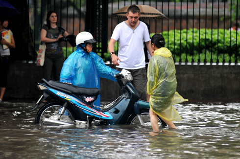 Hà Nội ngập trong mưa lớn đầu mùa