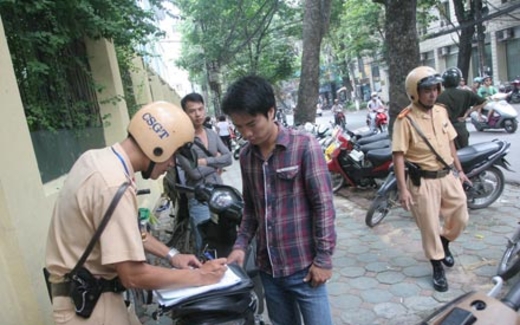 Phạt xe không chính chủ: Bộ Công an muốn giữ - Bộ GTVT kiên quyết bỏ