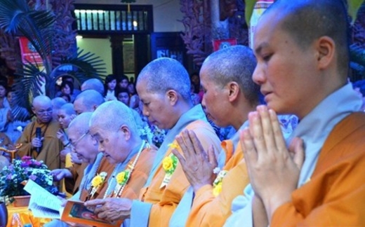 Tại sao các vị tu sĩ lại cài bông hồng vàng?