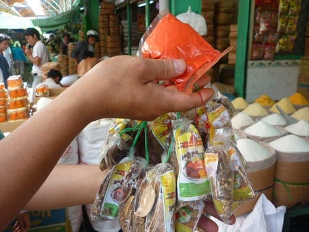 Tràn lan gia vị độc hại